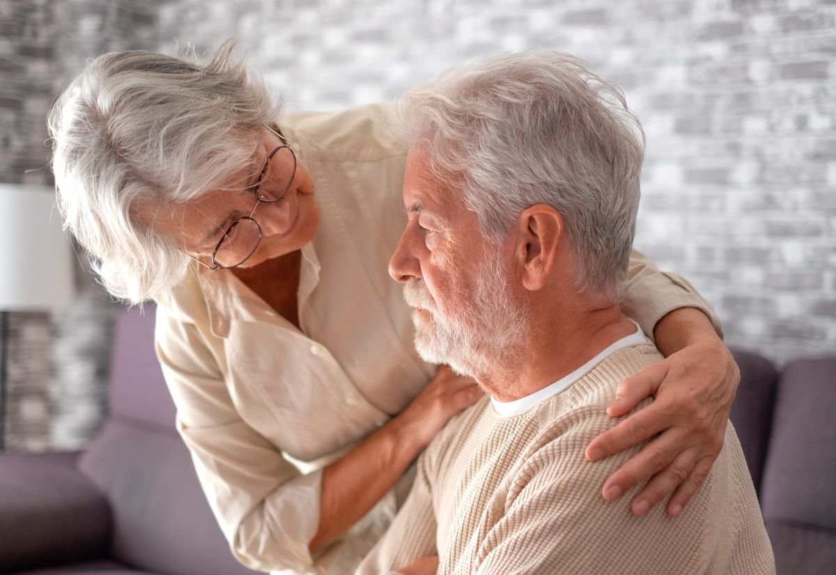 Elderly couple embracing, illustrating compassionate dementia care